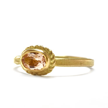 RIng in yellow gold with morganite - Wim Meeussen Antwerp