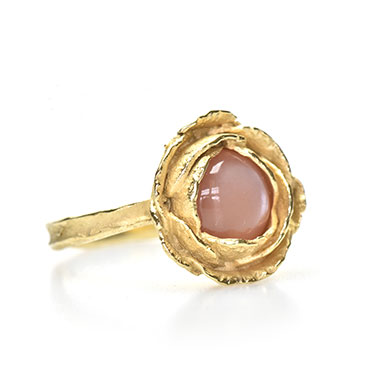 rose sur bague de l'or avec pierre de lune