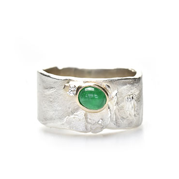 Ring in silver with diamond and emerald