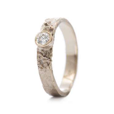 Golden solitaire with diamond and ROUGH STRUCTURE - Wim Meeussen Antwerp