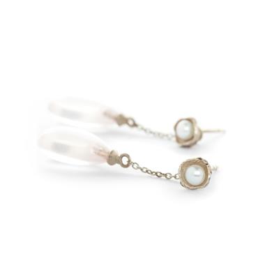 Golden earrings with pearls