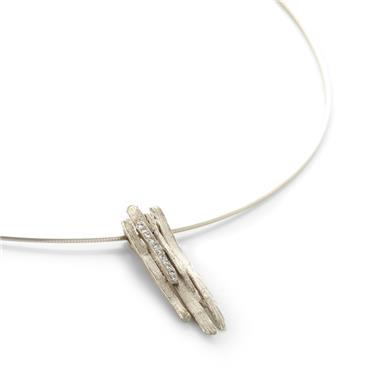 Pendentif fine avec structure naturelle