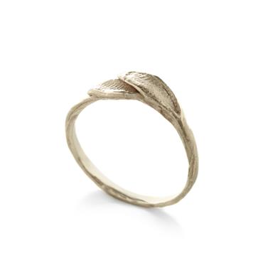 Bague fine avec feuilles