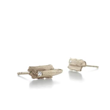 Earrings with natural structure