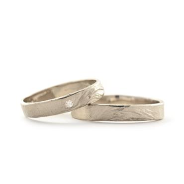 Subtile wedding rings