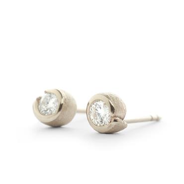 Earrings with diamond