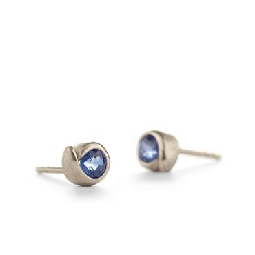 Earrings with blue sapphire - Wim Meeussen Antwerp