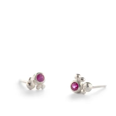 Boucles d'oreilles en argent avec de petits rubis - Wim Meeussen Anvers