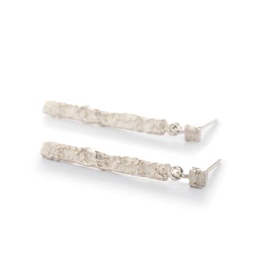 Earrings with rough structure