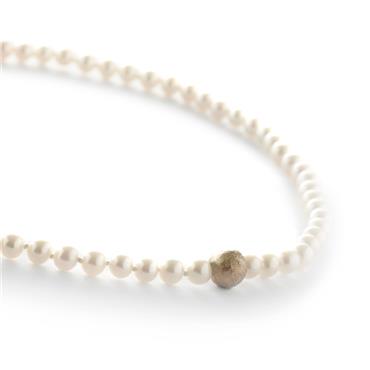 Pearl necklace with golden pearl