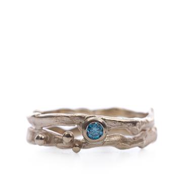 Ring in goud met blauwe diamant