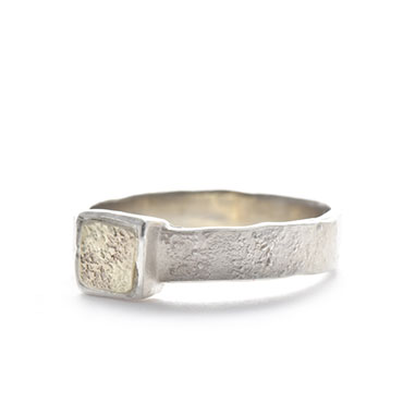 coarse silver mourning ring with square detail
