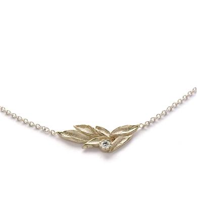 Gold necklace with diamond in flower
