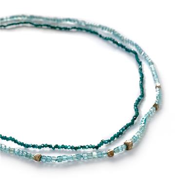 Collier avec détails en or blanc