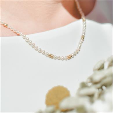 Collier de perles avec détails en or