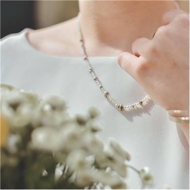 Collier de perles avec détails en or blanc