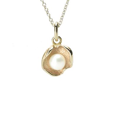 Gouden hanger met zoetwater parel