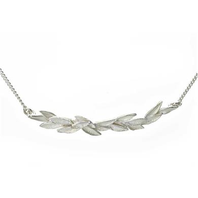 Collier avec feuilles