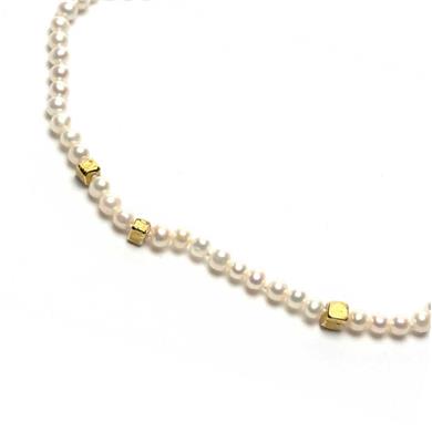 Pearl necklace with detail in gold