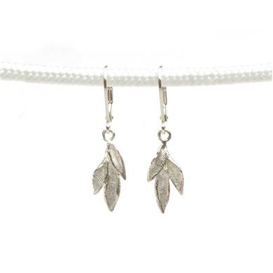 Long earrings with leafs structure