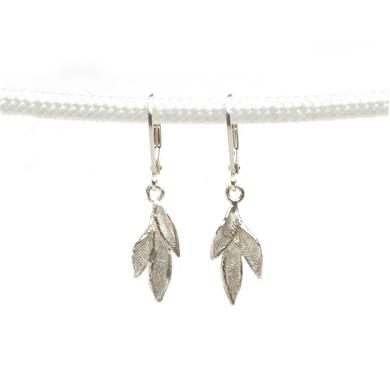 Longues boucles d'oreilles avec des feuilles