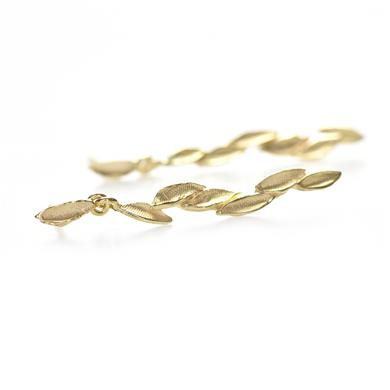 Boucles d'oreilles longues avec des feuilles en or