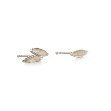 paire de clous d'oreilles asymétriques feuilles