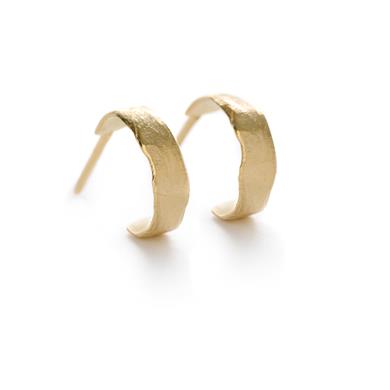 gehamerde creolen in wit goud