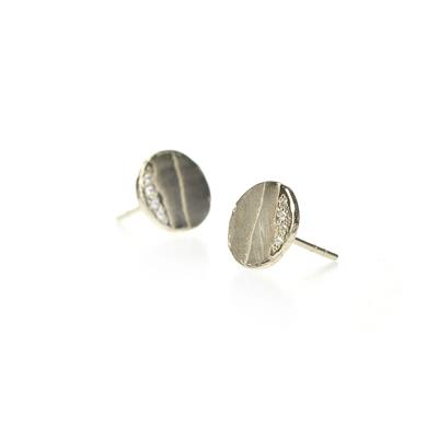 Earrings with natural structure