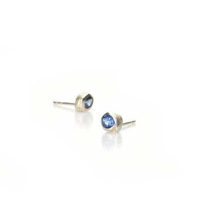 Round earrings with sapphire - Wim Meeussen Antwerp