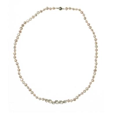 Pearl necklace with detail in silver
