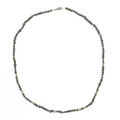 Pearl necklace with detail in silver