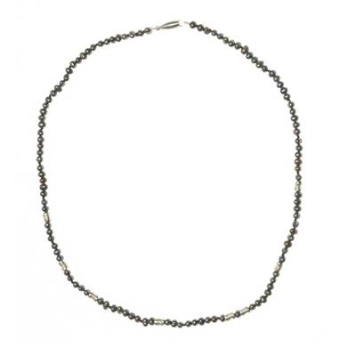 Collier de perles avec détail en argent