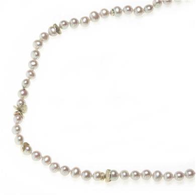 Pearl necklace with details in silver
