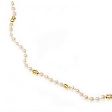 Pearl necklace with details in gold