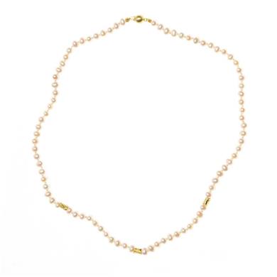 Pearl necklace with detail in gold