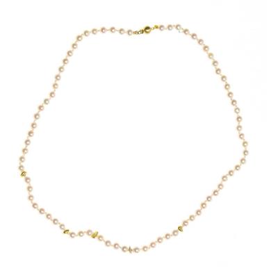 Pearl necklace with details in gold