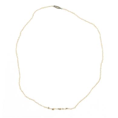 Pearl necklace with details in silver and gold