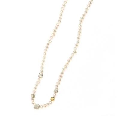 Pearl necklace with details in silver and gold