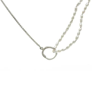 Pearl necklace with detail in silver