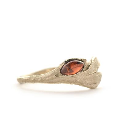 Ring with oval (semi-) precious stone