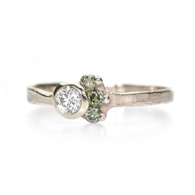 witgouden ring met groengekleurde diamanten - Wim Meeussen Antwerpen