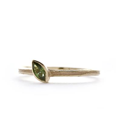 Ring with marquis (semi-) precious stone