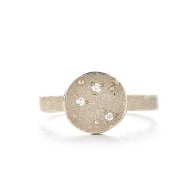 Gold ring with round disc - Wim Meeussen Antwerp