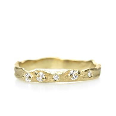 Fine ring with small diamonds