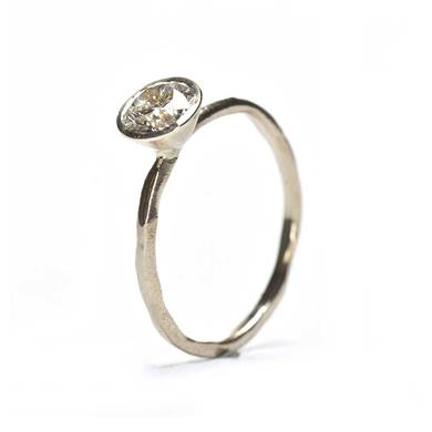 Minimalist ring with lab-grown diamond - Wim Meeussen Antwerp