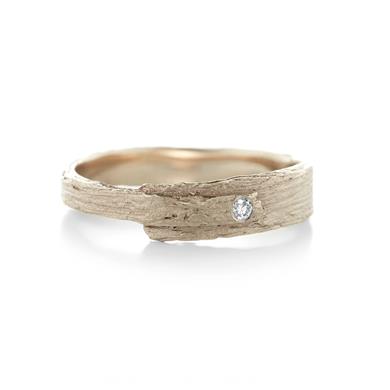 bague étroite avec la texture du bois en or - Wim Meeussen Anvers