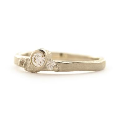 Bague fine avec structure et 2 diamants - Wim Meeussen Anvers
