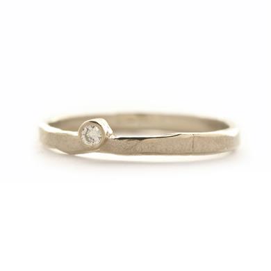 Bague fine avec diamant décentré - Wim Meeussen Anvers