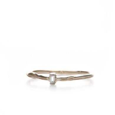 Bague fine en or avec baguette diamant